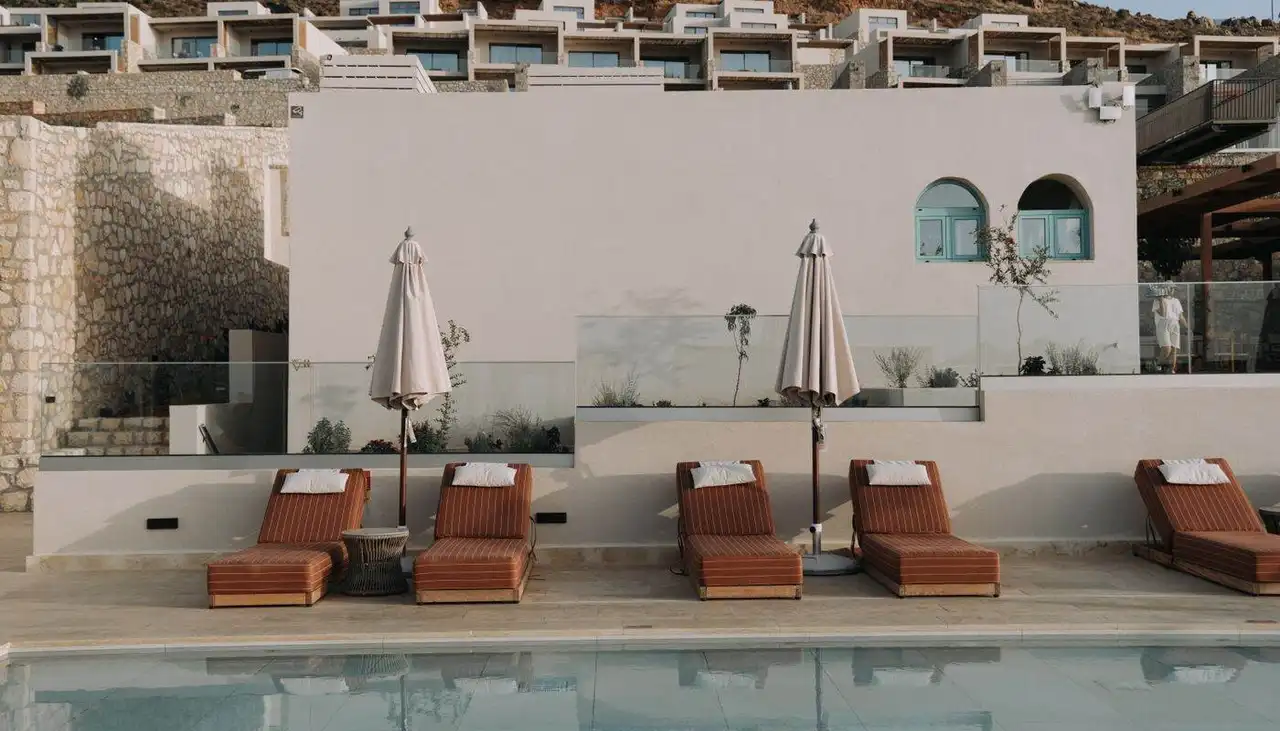 Hotels & resorts